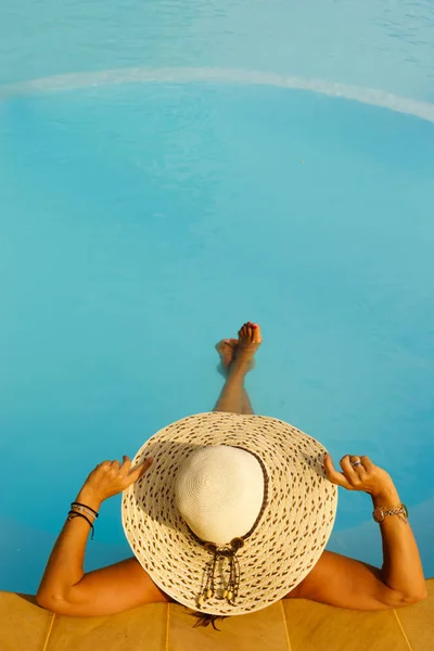 Mulher Loira Bonita Desfrutando Uma Piscina Grécia — Fotografia de Stock