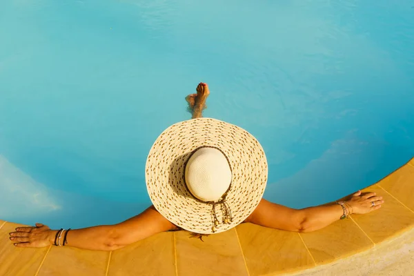 Hübsche Blonde Frau Genießt Ein Schwimmbad Griechenland — Stockfoto