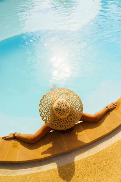 Mulher Loira Bonita Desfrutando Uma Piscina Grécia — Fotografia de Stock