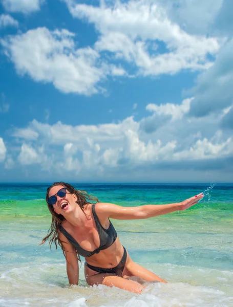 Mulher Tomando Banho Sol Praia Férias Viagem Verão — Fotografia de Stock