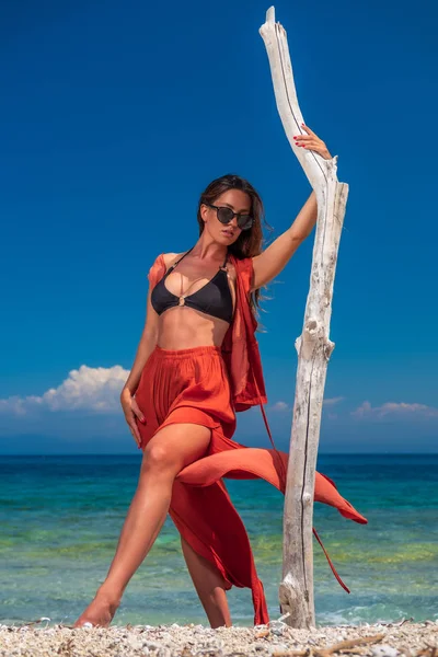 Frau Roten Outfit Posiert Strand Griechenland — Stockfoto