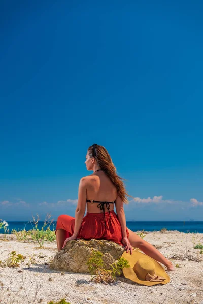 Kvinna Röd Outfit Poserar Stranden Grekland — Stockfoto