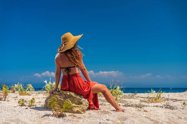 Kvinna Röd Outfit Poserar Stranden Grekland — Stockfoto