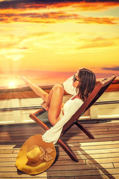 Mooie Jonge Vrouw Een Zeilboot Bij Zonsondergang — Stockfoto