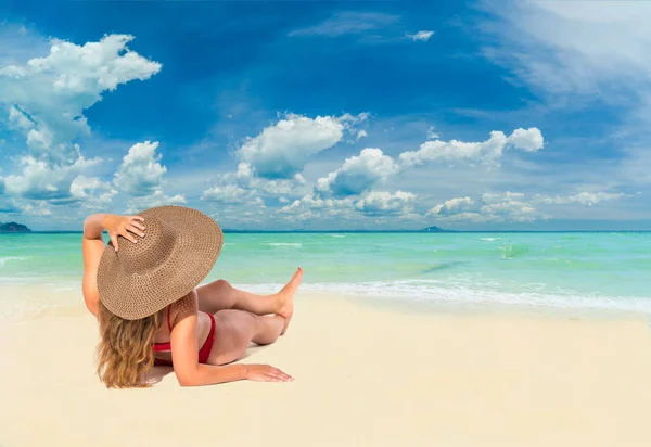 Nyári Tengerparti Fotó Egy Vakáción Gyönyörű Lány Parton Fiatal Bikiniben — Stock Fotó