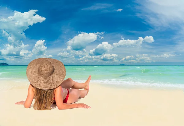 Zdjęcie Letniej Plaży Kobieta Wakacjach Piękna Dziewczyna Plaży Młoda Kobieta — Zdjęcie stockowe
