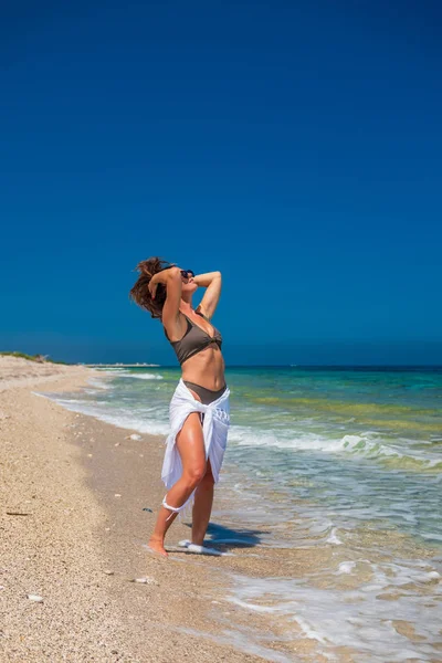 Donna Prendere Sole Sulla Spiaggia Vacanze Estive Viaggio — Foto Stock