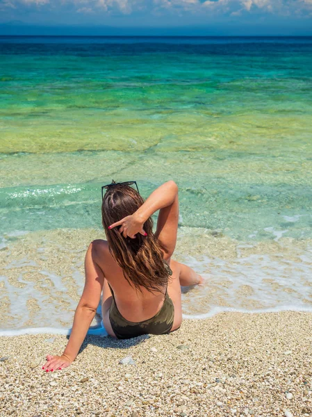 Vrouw Zonnebaden Het Strand Zomer Reizen Vakantie — Stockfoto