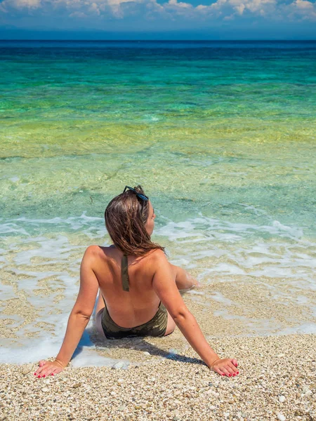 Mulher Tomando Banho Sol Praia Férias Viagem Verão — Fotografia de Stock