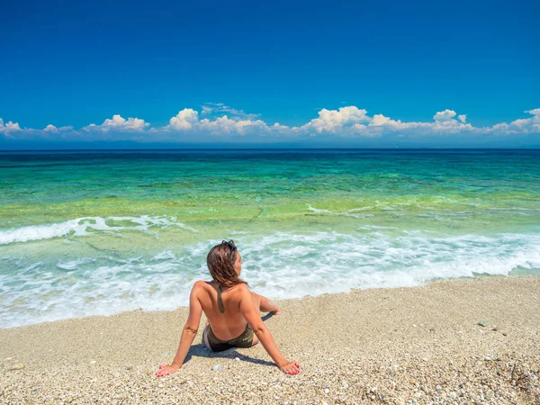 Mulher Tomando Banho Sol Praia Férias Viagem Verão — Fotografia de Stock