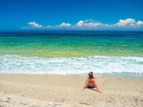 Γυναίκα Ηλιοθεραπεία Στην Παραλία Καλοκαιρινές Διακοπές Ταξίδια — Φωτογραφία Αρχείου
