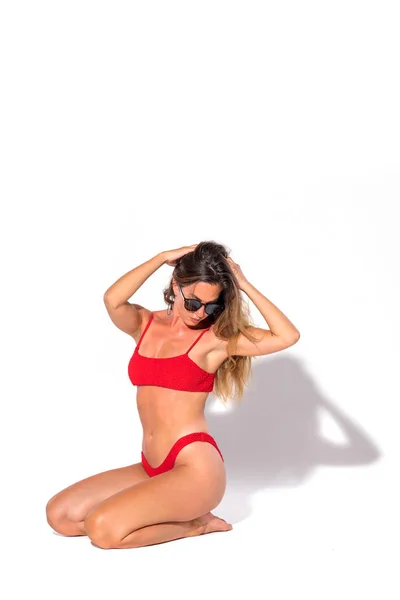 Sexy Giovane Bruna Donna Posa Bikini Rosso Isolato Studio Ritratto — Foto Stock