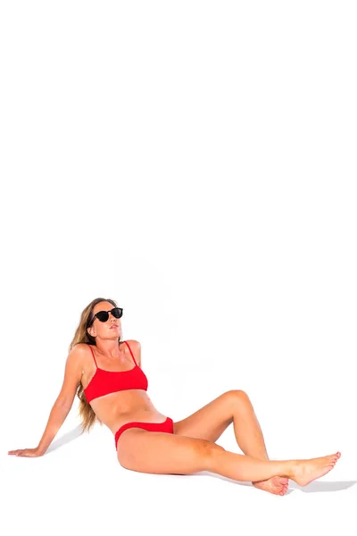 Sexy Junge Brünette Frau Posiert Einem Roten Bikini Isoliert Studioporträt — Stockfoto