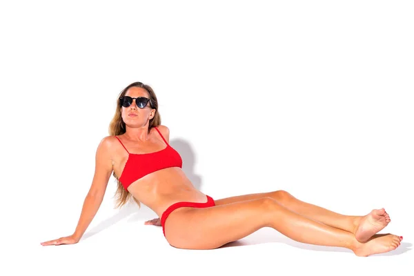 Seksowna Młoda Kobieta Brunetka Czerwonym Bikini Białym Tle Portret Pozowanie — Zdjęcie stockowe