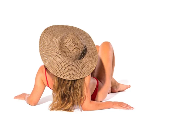 Seksi Genç Esmer Kadın Kırmızı Bikini Kahverengi Hasır Şapka Izole — Stok fotoğraf