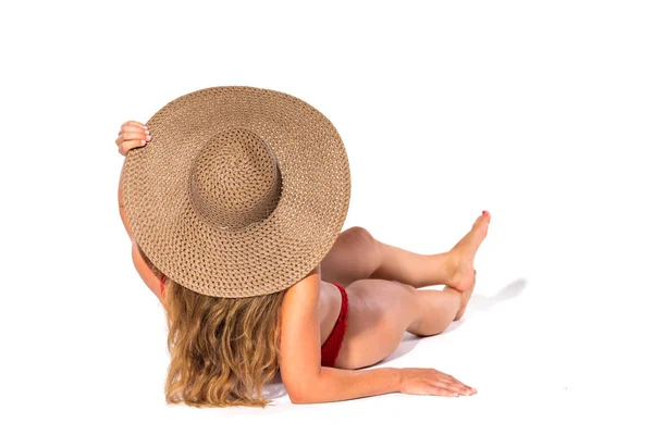 Сексуальная Молодая Брюнетка Женщина Позирует Красном Бикини Коричневой Соломенной Шляпе — стоковое фото
