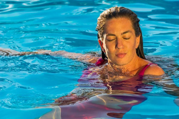 Hermosa Mujer Joven Bronceada Bikini Relajante Piscina —  Fotos de Stock