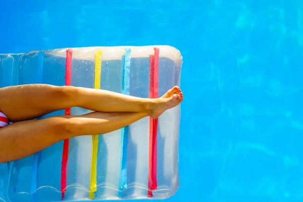 Incrível Bela Menina Biquíni Colchão Nada Piscina Hotel Luxo Férias — Fotografia de Stock