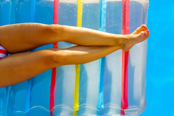 Incrível Bela Menina Biquíni Colchão Nada Piscina Hotel Luxo Férias — Fotografia de Stock