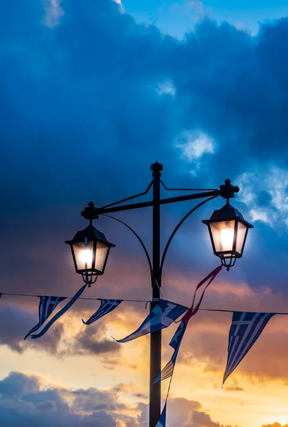 美しい夕焼け雲の背景にギリシャ国旗 — ストック写真