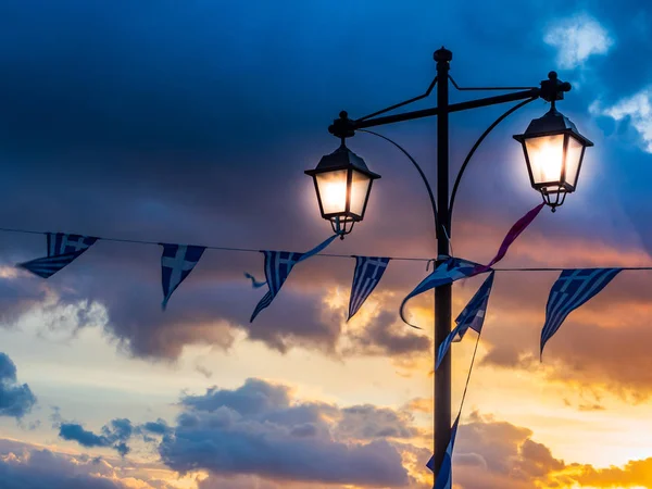 美しい夕焼け雲の背景にギリシャ国旗 — ストック写真