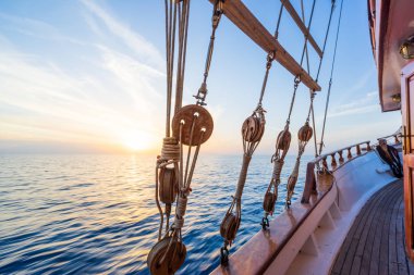 Kiklad Adaları Yunanistan seyir sırasında Yelkenli güverte günbatımında