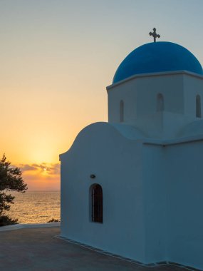 Paros Yunan adalarından gündoğumu, tipik bir kilisede