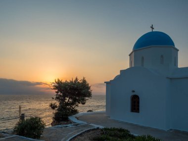 Paros Yunan adalarından gündoğumu, tipik bir kilisede