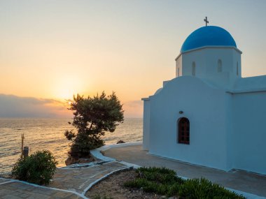 Paros Yunan adalarından gündoğumu, tipik bir kilisede