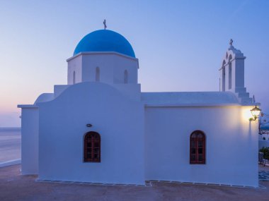 Paros Yunan adalarından gündoğumu, tipik bir kilisede