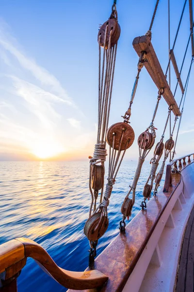 Zonsondergang Het Dek Van Zeilboot Terwijl Cruisen Cycladen Griekenland — Stockfoto