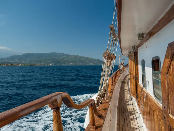 Altes Schiff Nimmt Fahrt Auf Altes Segelschiff Hintergrund — Stockfoto