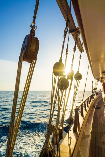 Zonsondergang Het Dek Van Zeilboot Terwijl Cruisen Cycladen Griekenland — Stockfoto