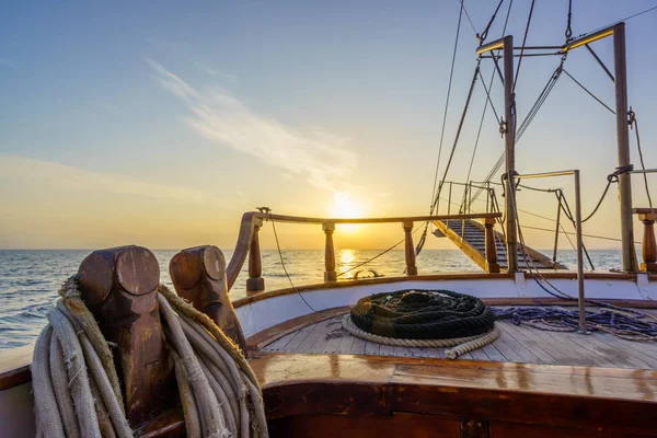 Coucher Soleil Sur Pont Voilier Croisière Dans Les Cyclades Grèce — Photo