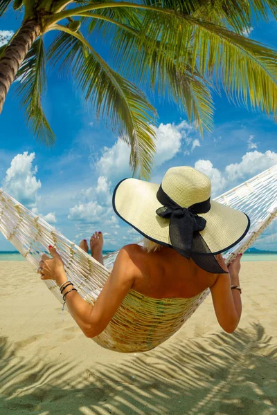 Linda Mujer Relajándose Una Hamaca Playa Verano Complejo Tropical — Foto de Stock