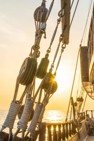 Tramonto Sul Ponte Della Barca Vela Durante Crociera Nelle Cicladi — Foto Stock