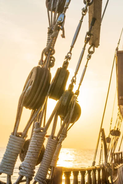 Kiklad Adaları Yunanistan seyir sırasında Yelkenli güverte günbatımında