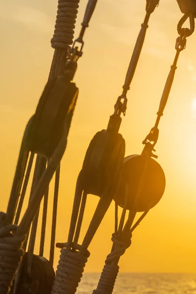 Puesta Sol Cubierta Del Velero Mientras Navegaba Las Cícladas Grecia —  Fotos de Stock