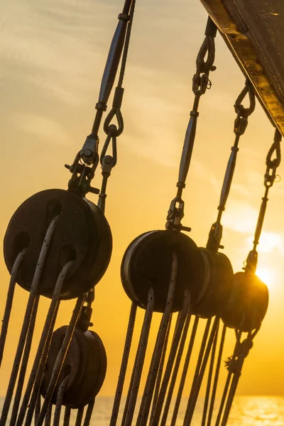 Tramonto Sul Ponte Della Barca Vela Durante Crociera Nelle Cicladi — Foto Stock