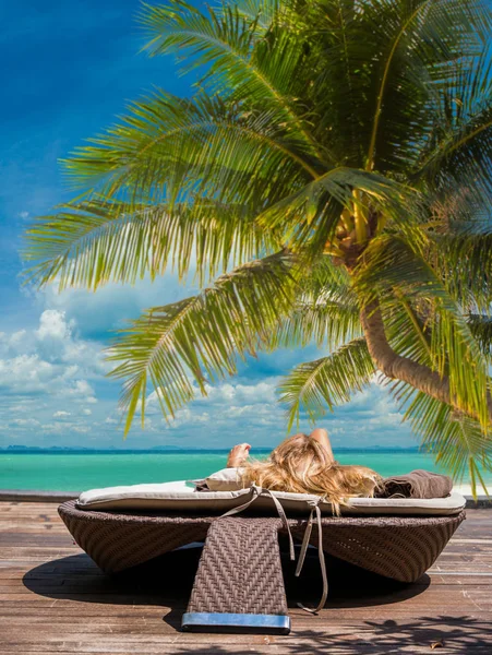 Kobieta Luzury Tropical Resort Ciesząc Się Jej Urlop Zimowy Słońcu — Zdjęcie stockowe