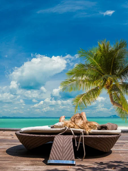Mujer Luzury Resort Tropical Disfrutando Sus Vacaciones Invierno Sol —  Fotos de Stock