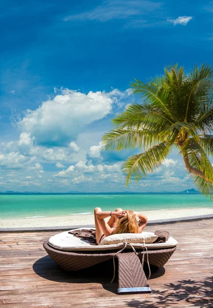 Vrouw Het Luzury Tropische Resort Genieten Van Haar Wintervakantie Zon — Stockfoto