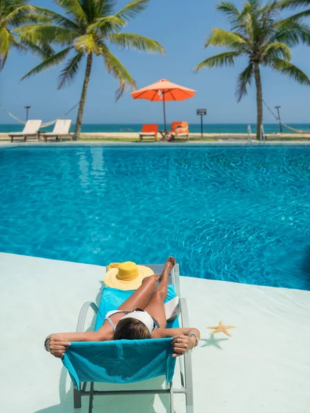 Schöne Frau Swimmingpool Tropenresort — Stockfoto