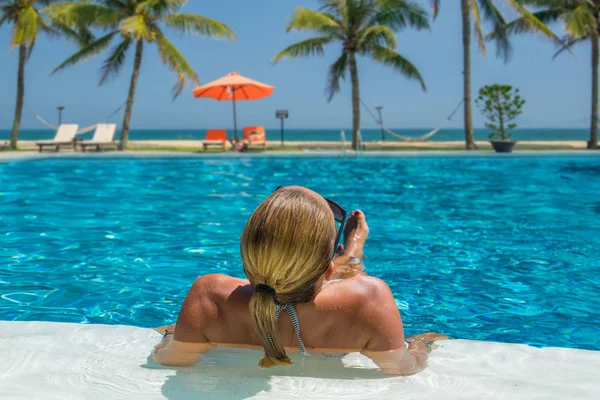 Mooie Vrouw Bij Het Zwembad Tropische Resort — Stockfoto