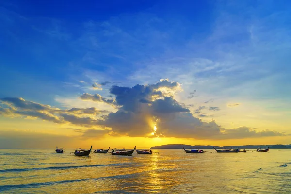 传统的泰国人船在日落海滩 Nang Krabi省泰国 — 图库照片