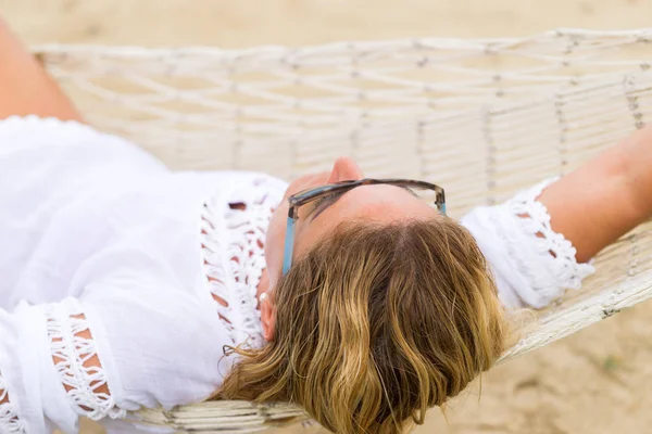 Vrouw Zit Hangmat Het Strand Reizen Vakantie Concept — Stockfoto