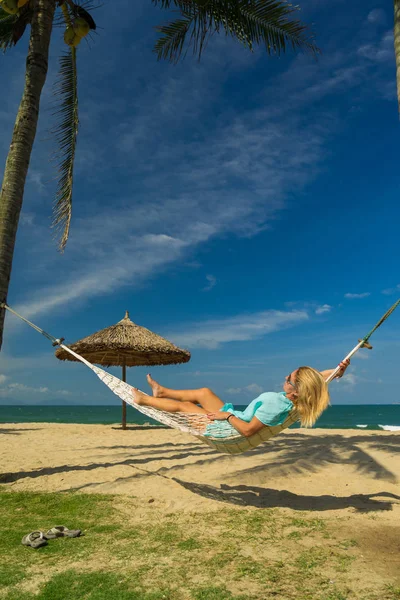 Vrouw Zit Hangmat Het Strand Reizen Vakantie Concept — Stockfoto