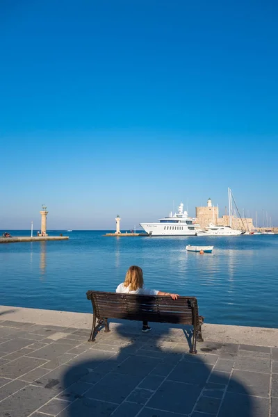 Mulher Porto Mandraki Cidade Rodes Rhodes Island Grécia — Fotografia de Stock