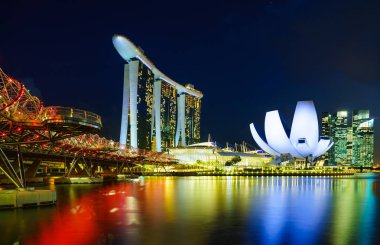 Singapore City, Singapur - 18 Nisan 2018: Marina Bay geceleri Asya'nın en büyük oteli kumları. 27 Nisan 2010 tarihinde açıldı. Singapur üzerinde 19 Nisan 2018