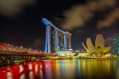Singapore City, Singapur - 13 Nisan 2018: Marina Bay geceleri Asya'nın en büyük oteli kumları. 27 Nisan 2010 tarihinde açıldı. Singapur üzerinde Nisan, 2018